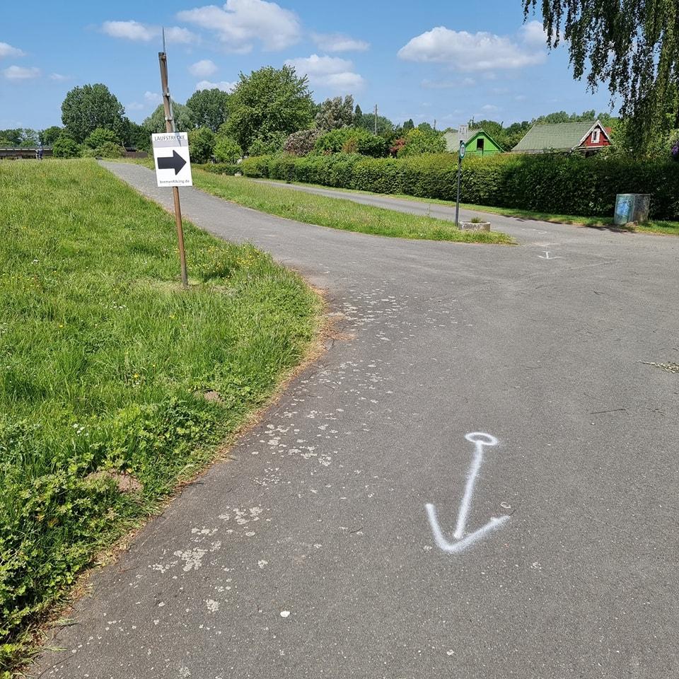 Achtung: Richtungs-Markierungen von anderen Veranstaltungen auf der Strecke!